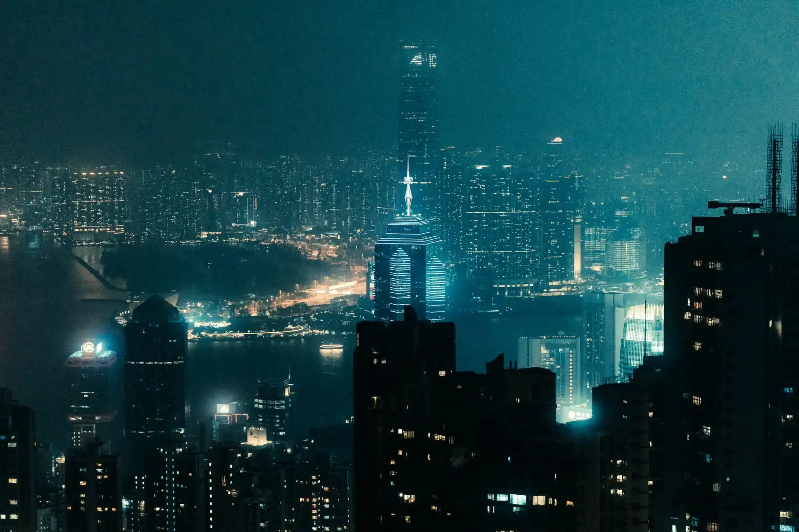 人事外包与自建人事团队的成本对比：广西中小企业如何决策