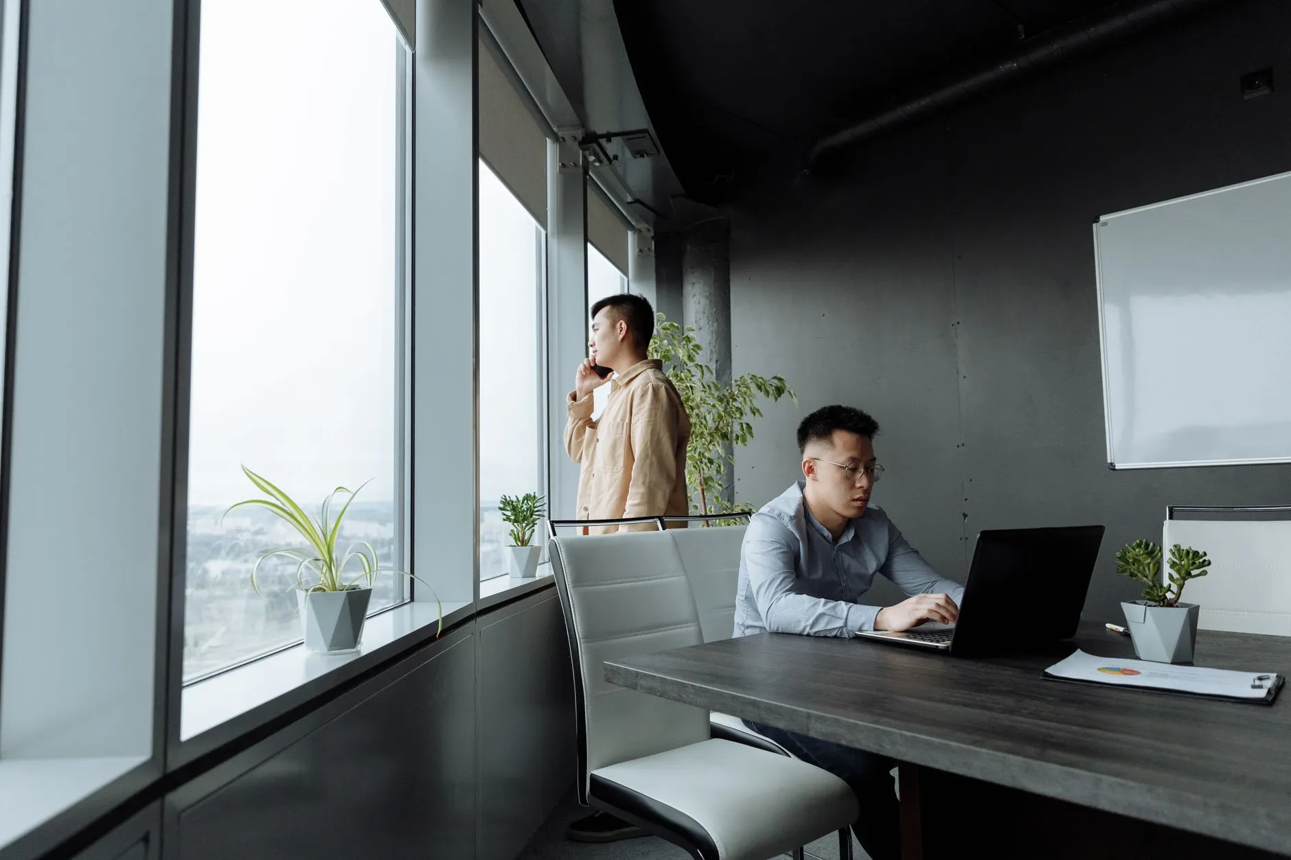 广西企业用工风险防范：劳务派遣与人事外包服务模式解析