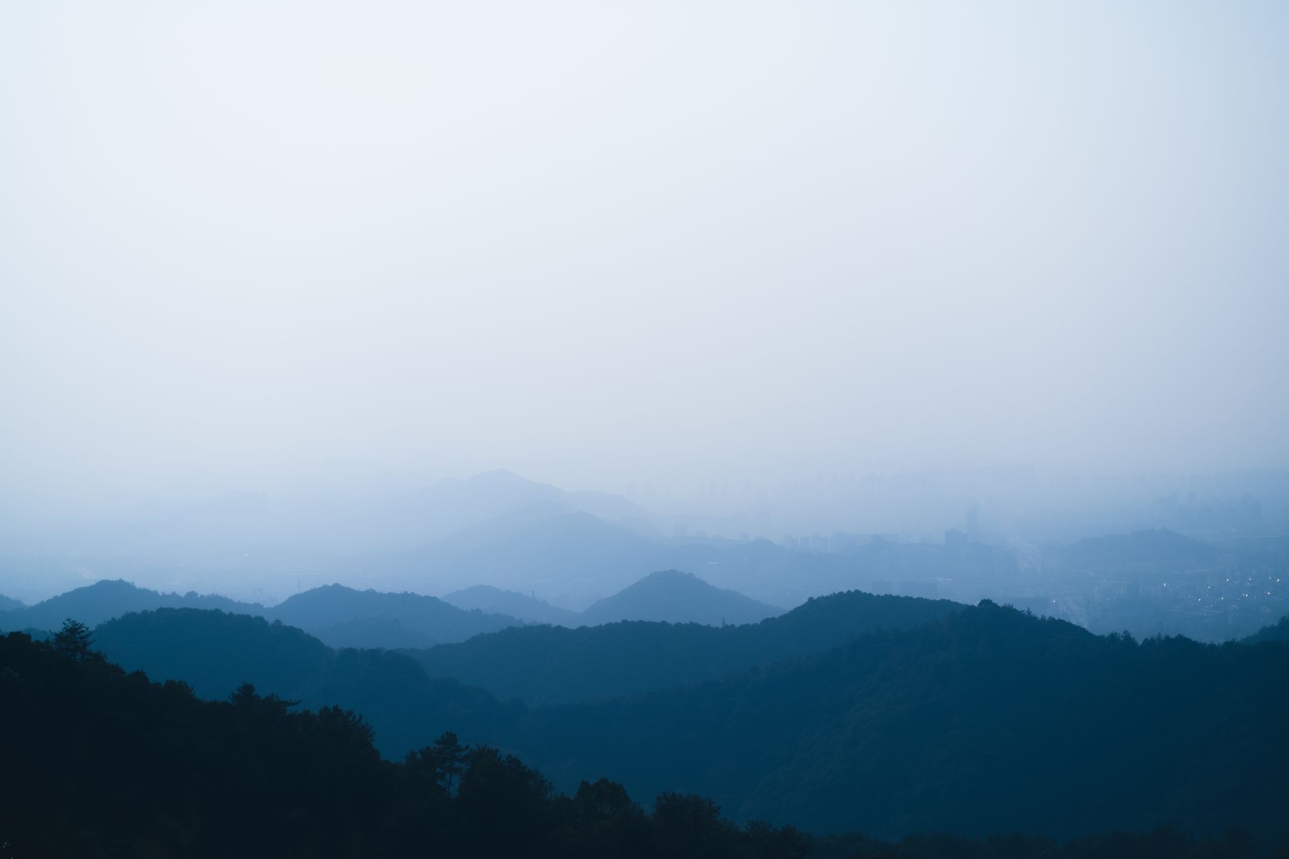 广西企业如何选择劳务派遣公司？人事外包服务对比与用工风险分析